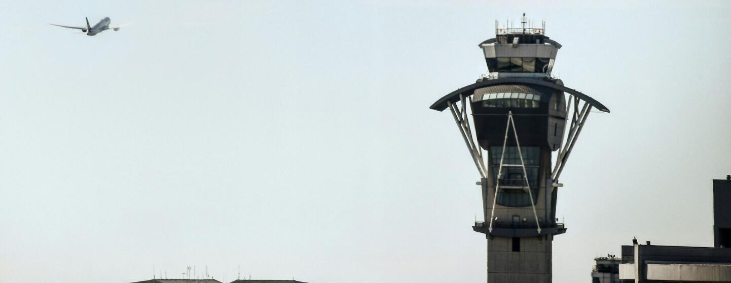 Why do planes keep circling before landing? The UN has a plan to fix it